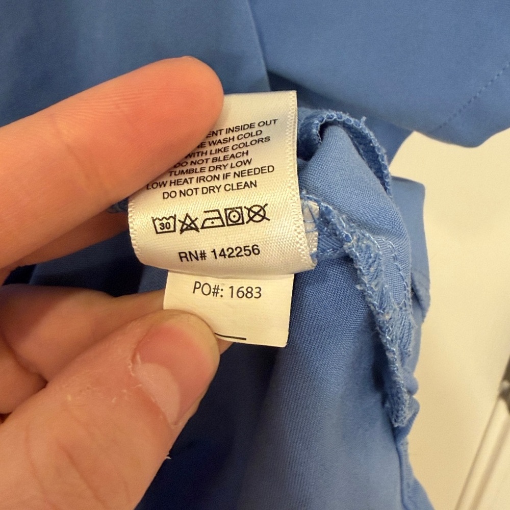 FIGS Casma 3 Pocket Scrub Top in Ceil Blue - Picture 6 of 6
